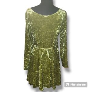 Moda International small green dress velvet reputation Taylor swift style